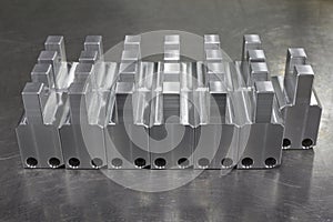 Manufacture Aluminum array on stainless steel table