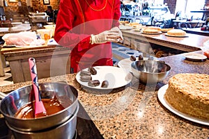 Manufacture of chocolate cakes in restaurant