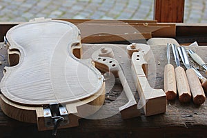 Manufacture of a new violin