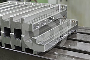 Manufacture stainless steel array on steel table