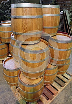 Manufacture of wooden barrels in the factory