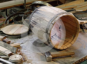 Manufacture of wooden barrels in the factory