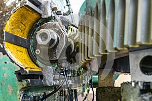 Manufacturing and cutting of a cogwheel tooth on an oil-cooled gear cutting machine