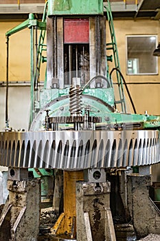 Manufacturing and cutting of a cogwheel tooth on an oil-cooled gear cutting machine