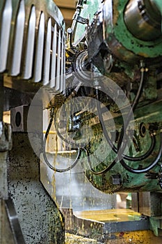 Manufacturing and cutting of a cogwheel tooth on an oil-cooled gear cutting machine