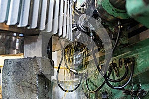 Manufacturing and cutting of a cogwheel tooth on an oil-cooled gear cutting machine