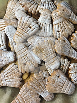 many badminton shuttlecock biscuits with powdered sugar