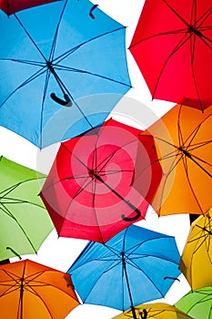 Mnoho farebných dáždnikov proti oblohe v mestskom prostredí. Košice, Slovensko
