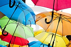 Mnoho barevných deštníků proti obloze v městském prostředí. Košice, Slovensko