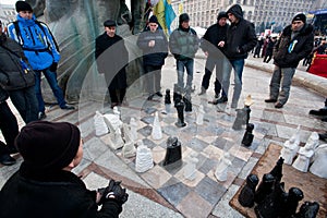Many different men play chess outdoor