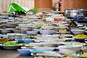 Many food containers have been placed for eating