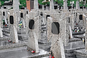 Molti granito lapidi sul cimitero. funerale cerimonia 