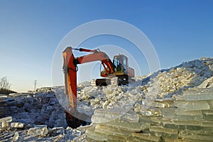 Many ice together, ditching machine is working