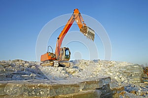 Many ice together, ditching machine is working