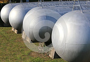 many long gas pressure vessels for the storage of flammable natural gas