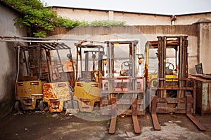 Many old electric forklift stackers