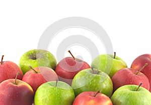 Mnoho zrelý jablká ako na bielom 