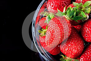 Many strawberry in the glass bowl