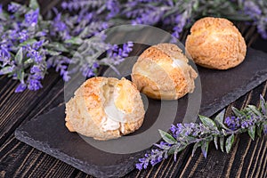 Many tasty cakes of Shue from custard paste with cream stuffing
