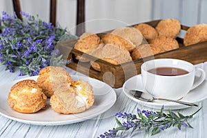 Many tasty cakes of Shue from custard paste with cream stuffing