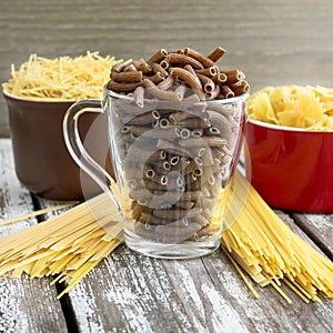 Many types of dry pasta in the cups