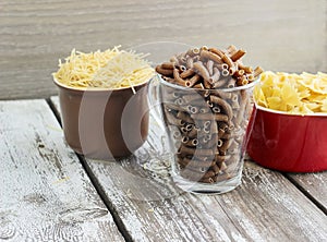 Many types of dry pasta in the cups