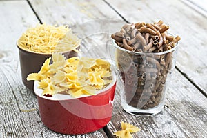 Many types of dry pasta in the cups