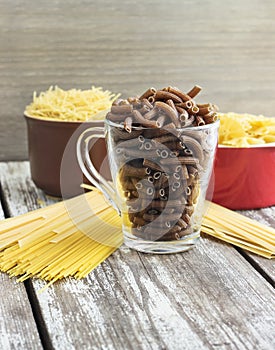 Many types of dry pasta in the cups