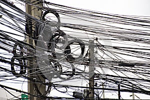 Mnoho vodiče chaotický moc linka kabely a telefon 
