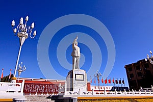 Mao Zedong monument in horizontal view