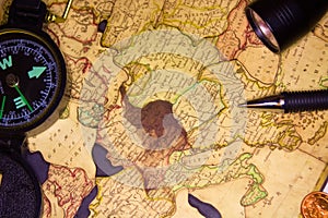 Map and compass. Tourismus. Touristic activities.