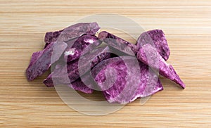 Maqui powdered freeze dried apple slices on cutting board