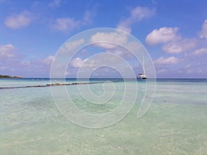 Mar turquesa en una playa de la isla de tintipan en el archipielago de San Bernardo en el Caribe colombiano. Sucre, Colombia.