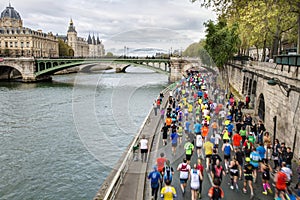 Marathon runners in paris