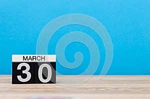 Marzo 3 0. 30 de un mes calendario sobre el mesa azul. primavera vacío espacio 