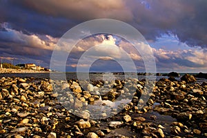 Le rocce che arrivano alla spiaggia photo