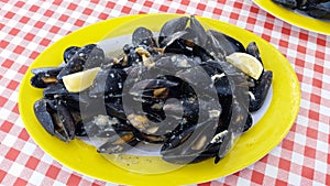 Marinara mussels are a simple, fast and tasty fish dish, excellent as an appetizer or as a first course.