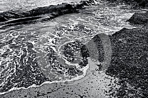 Marina Playa espumoso ondas a nubes de tormenta el cielo 