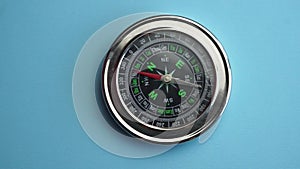 Marine compass with movable arrow, reference point
