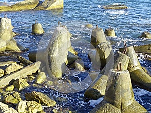 Marine concrete breakwaters anchors in shallow water. Traveling-wave protection