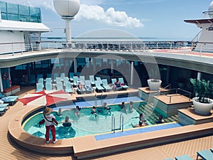 Mariner of the Seas pool deck