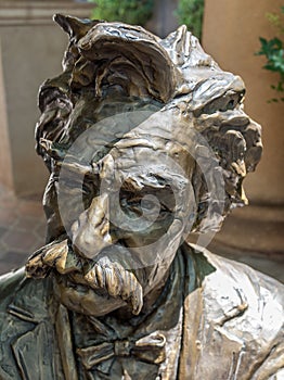 Mark Twain in bronze photo