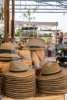 Il mercato in piedi cappelli saldi 