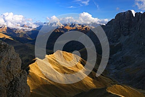 Scenico sul tramonto picco il più alto montagna da dolomiti 