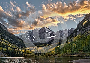 Maroon Bells peaks and fall colors in the Rocky Mountain National Park