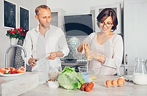 Marrieds cooking together