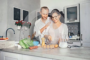 Marrieds prepare breakfast together