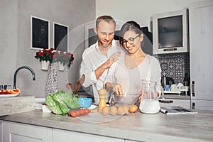 Marrieds prepare breakfast together