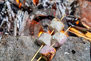 Marshmallow on skewers is fried at the stake