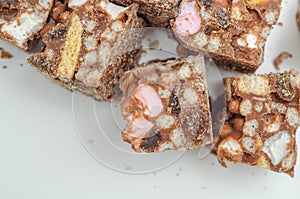 A marvelous mix of sultanas, marshmallows, biscuit pieces, crispy rice and glacÃ© cherries covered in milk chocolate